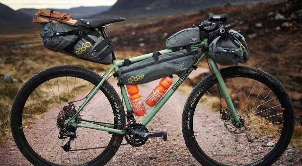 Bikepacking - kaj je to, prednosti in slabosti torb za bikepacking