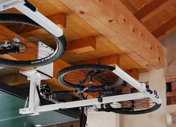 shranjevanje kolesa v garaži zasebne hiše.