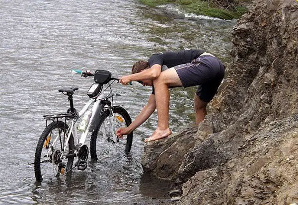 pranje kolesa ob reki
