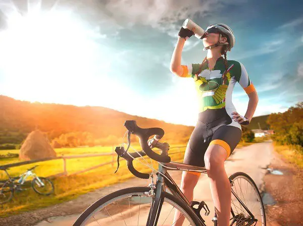 med vožnjo s kolesom imejte s seboj steklenico vode.