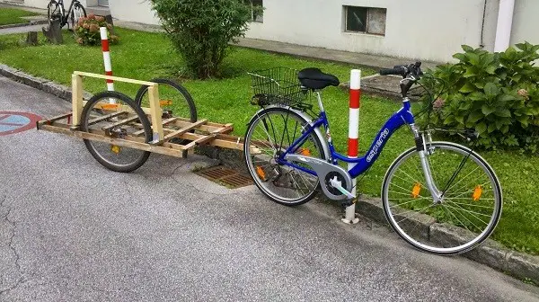 kolesarska prikolica iz lesa