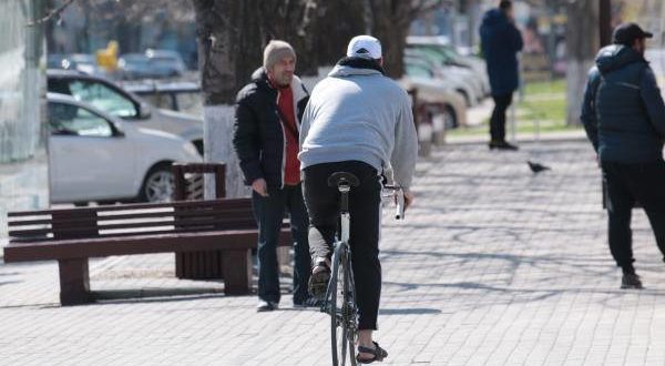 Ali lahko kolesarji vozijo po pločnikih: značilnosti in prepovedi