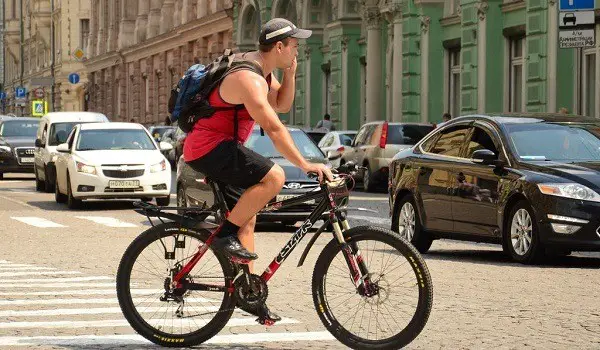 kolesar, ki govori po mobilnem telefonu.